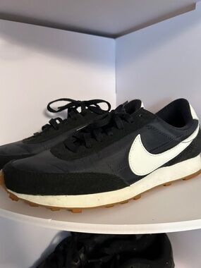 Nike Black & White Retro Running Sneaker